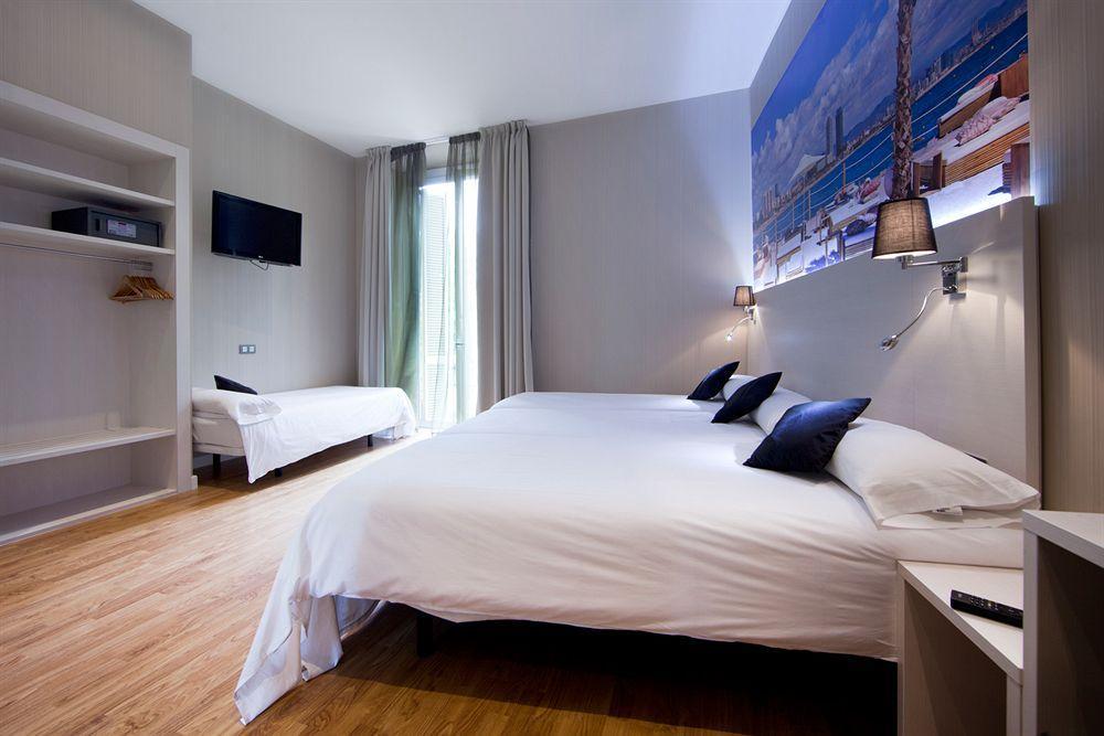 Hostal Bcn Ramblas Barcelona Exteriör bild