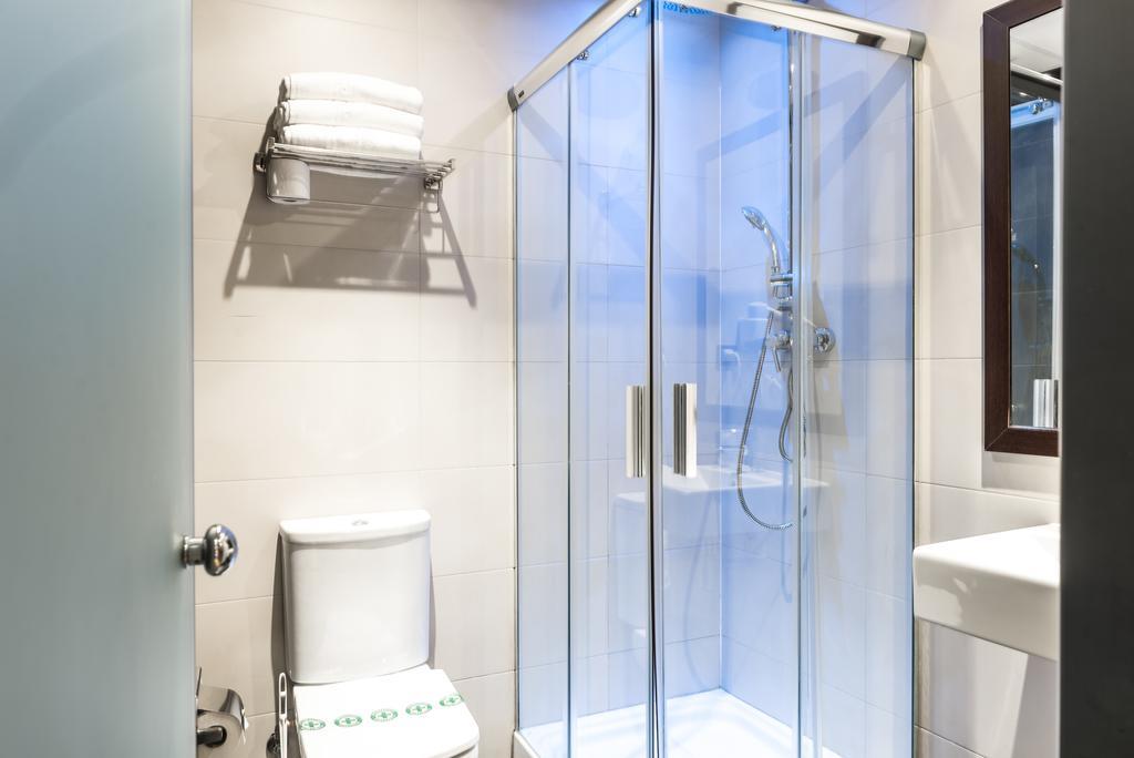 Hostal Bcn Ramblas Barcelona Exteriör bild